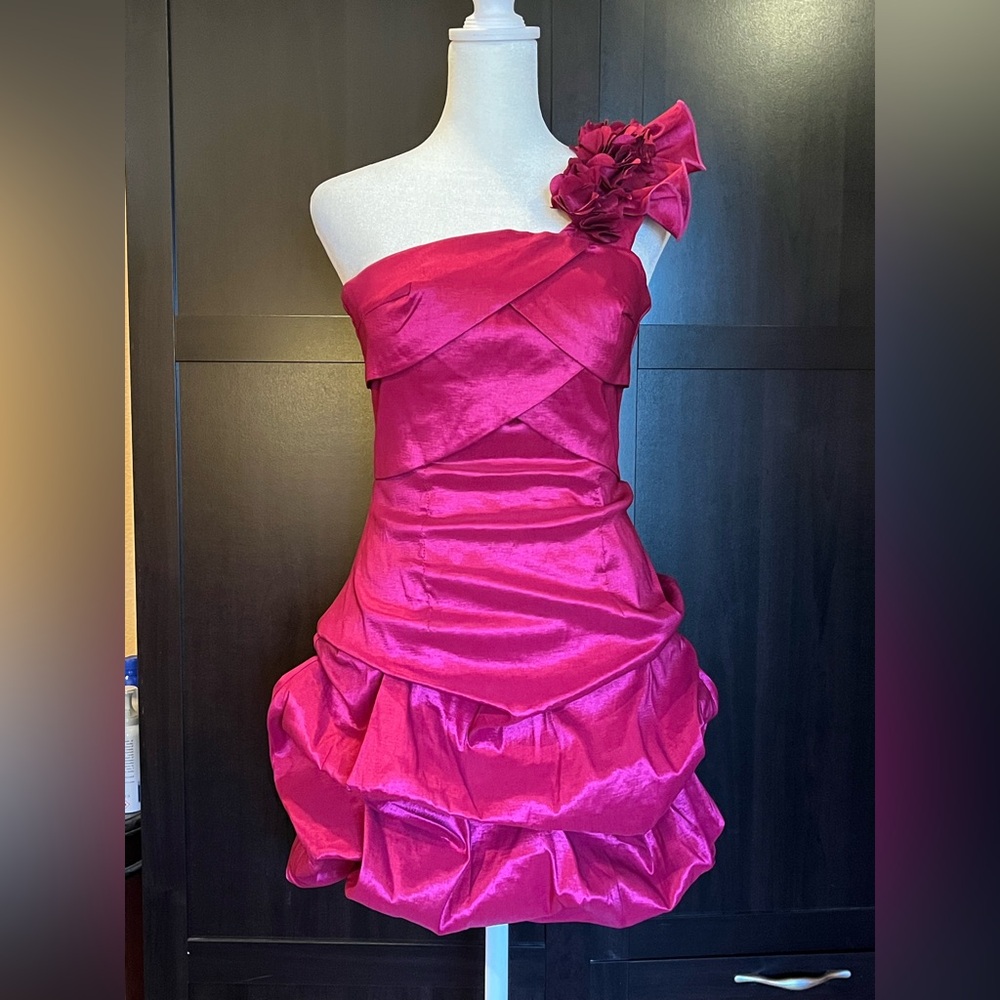 One-shoulder tiered, ruffled mini dress w/ floral rosette on strap. Fuchsia. S